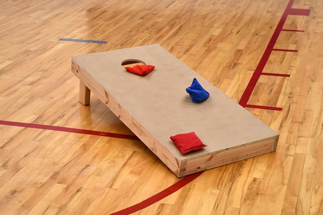 Cornhole... but with axes!